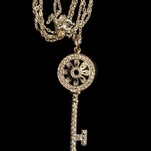 STERLING SILVER .925 DAISY PATTERN KEY PENDANT NECKLACE